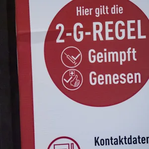Ein Schild dem Hinweis „Hier gilt die 2G-Regel“