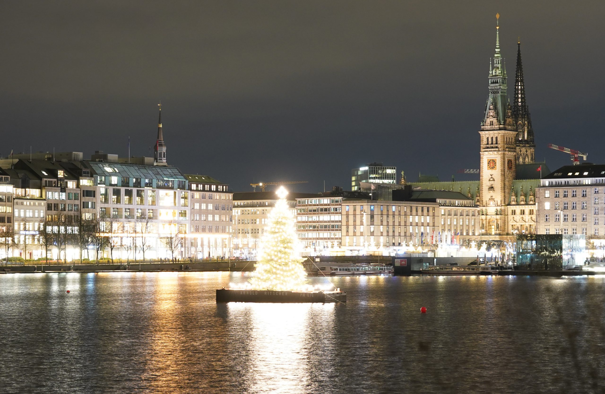 Seit Mittwoch leuchtet die Alstertanne in vollem Glanz mit mehr als 900 Lichtern und sorgt in Hamburg für Weihnachtsgefühle.