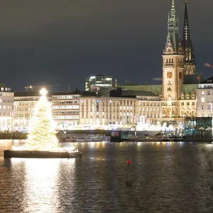 Seit Mittwoch leuchtet die Alstertanne in vollem Glanz mit mehr als 900 Lichtern und sorgt in Hamburg für Weihnachtsgefühle.