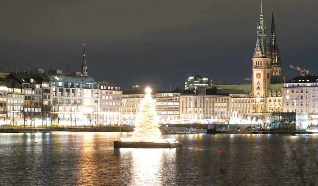 Seit Mittwoch leuchtet die Alstertanne in vollem Glanz mit mehr als 900 Lichtern und sorgt in Hamburg für Weihnachtsgefühle.