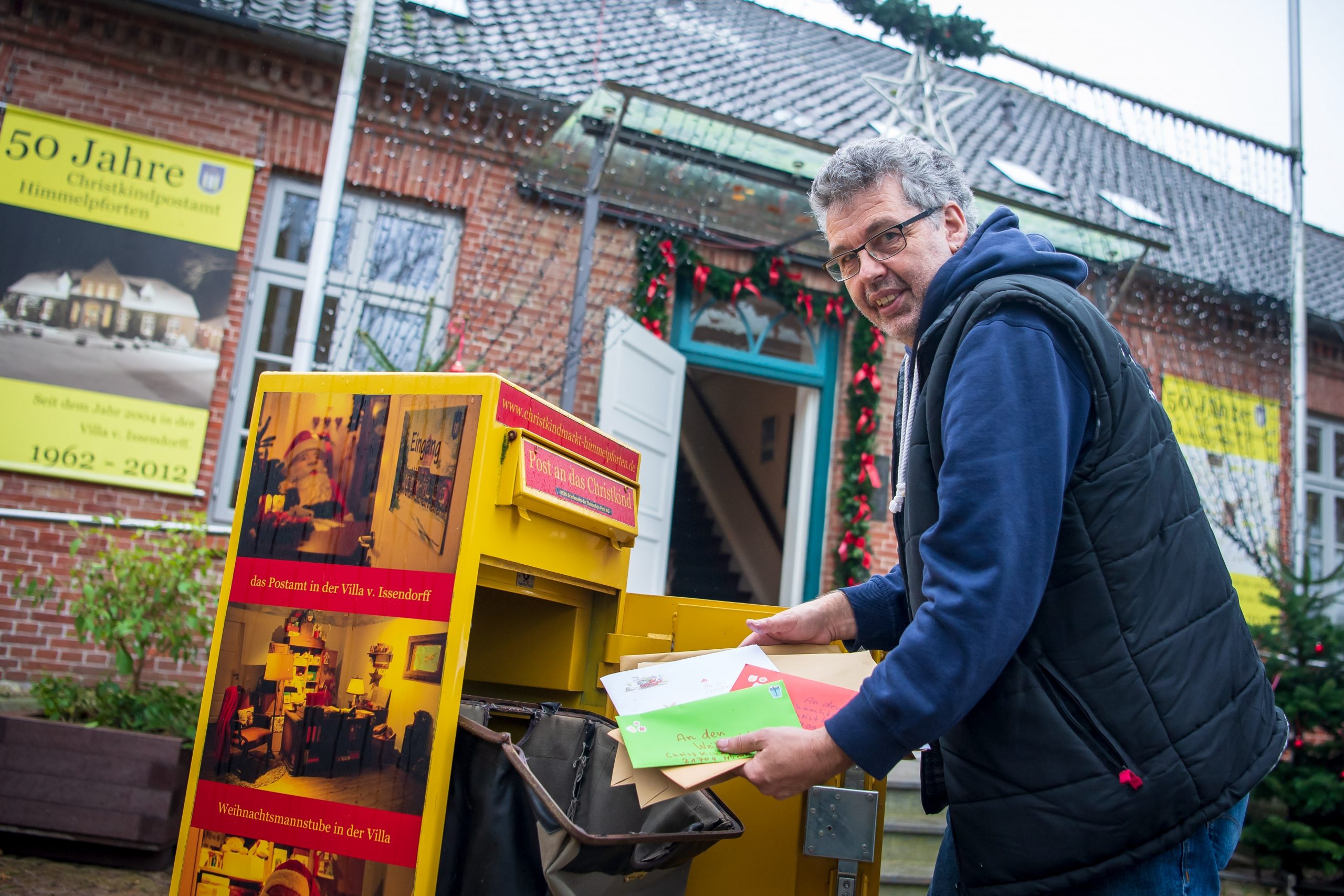 Wolfgang Dipper, Leiter des Christkindpostamts in Himmelpforten, holt die Briefe aus einem Briefkasten