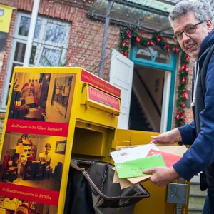Wolfgang Dipper, Leiter des Christkindpostamts in Himmelpforten, holt die Briefe aus einem Briefkasten