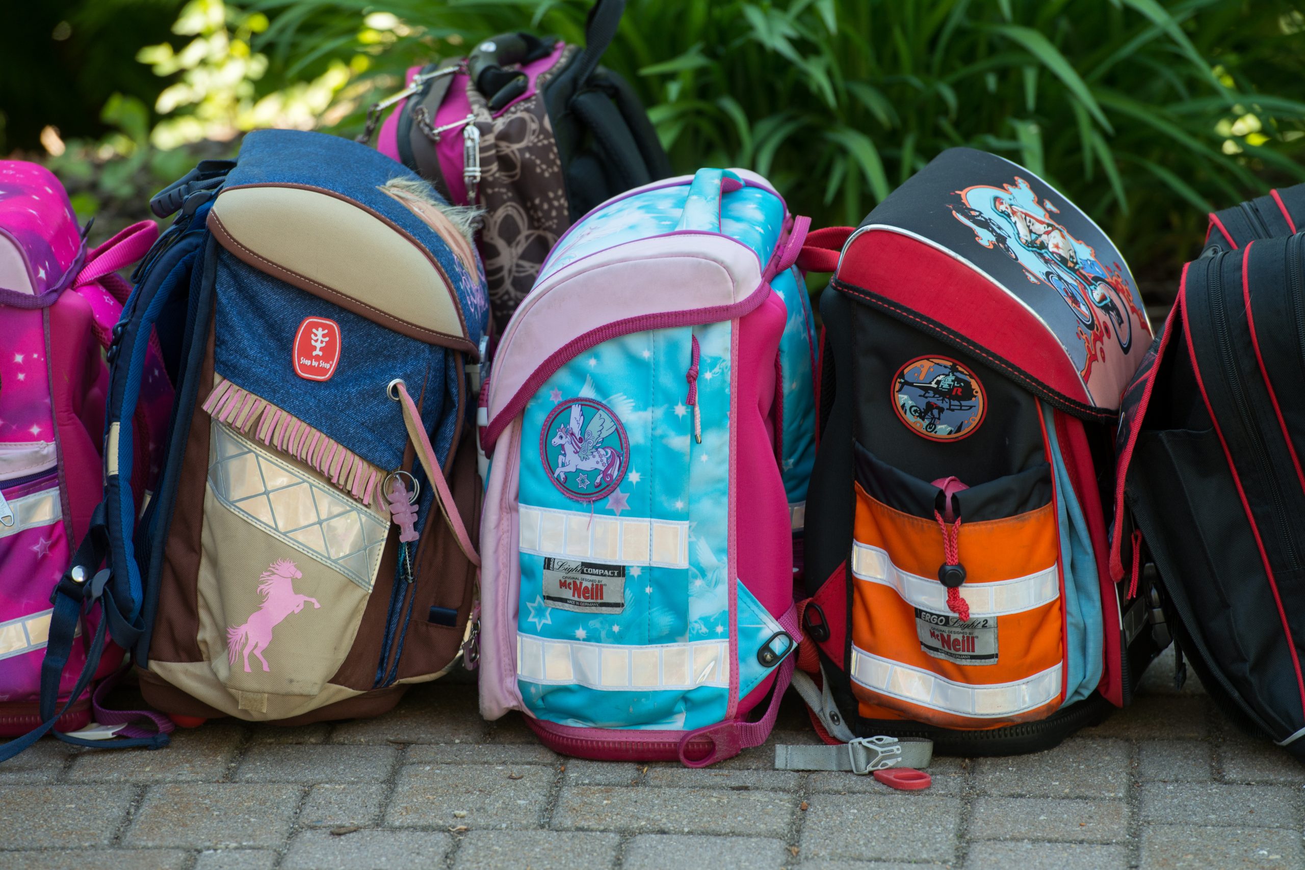 Schultaschen vor einer Grundschule