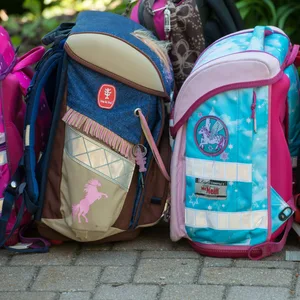Schultaschen vor einer Grundschule