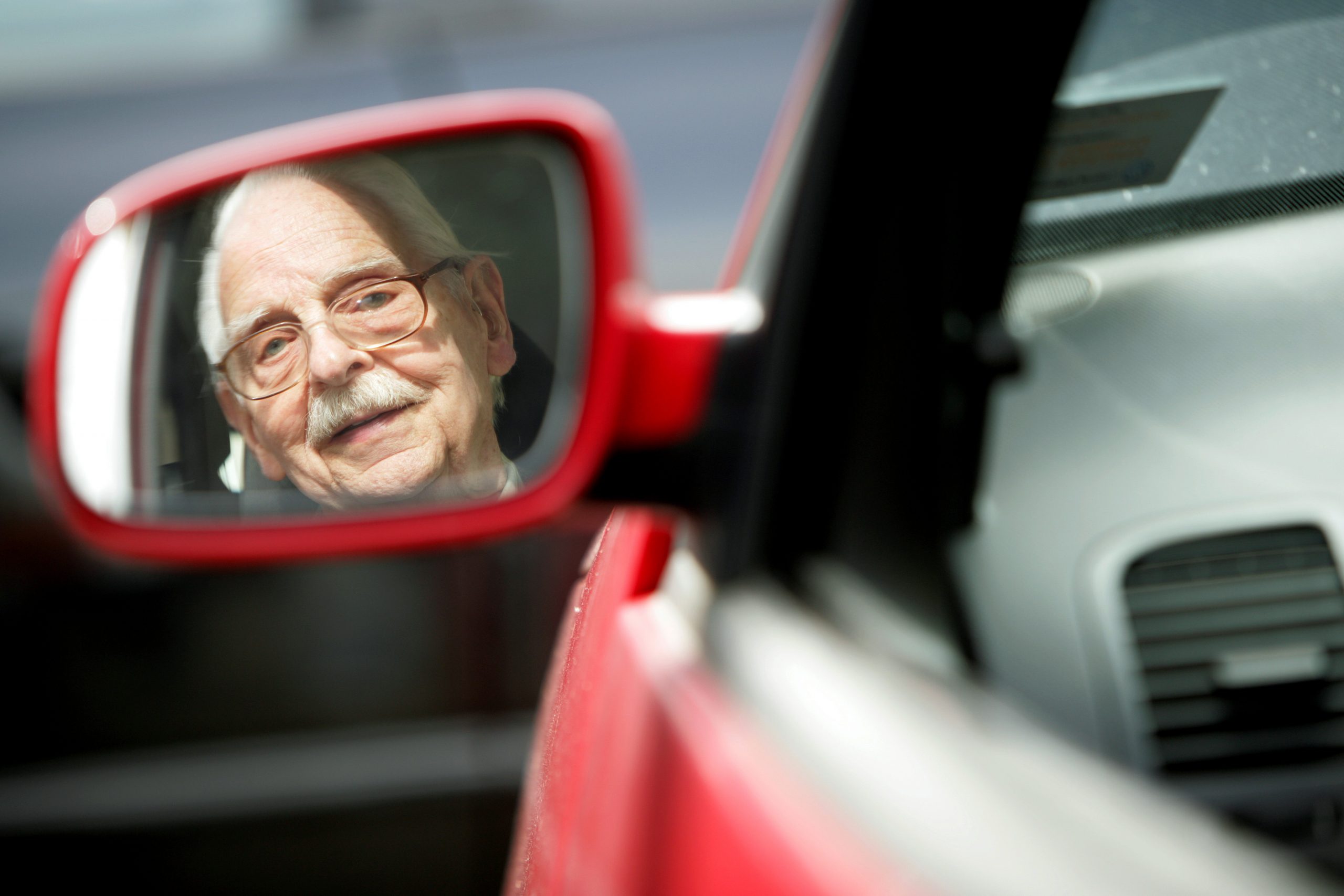Nachdem ein 77-Jähriger in Rahlstedt fast mit der Polizei zusammenkrachte, ist er nun seinen Führerschein los.