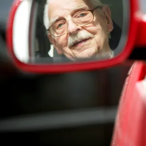 Nachdem ein 77-Jähriger in Rahlstedt fast mit der Polizei zusammenkrachte, ist er nun seinen Führerschein los.