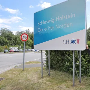 Verkehrsminister Reinhard Meyer (SPD) stellt am 23.06.2014 in Harrislee (Schleswig-Holstein) bei Flensburg das neue Schild mit dem offiziellen Slogan des Landes Schleswig-Holstein Der echte Norden» vor.