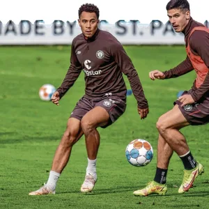 FC St. Pauli-Spieler Etienne Amenyido und Igor Matanovic