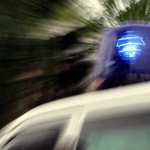 Ein Polizeiwagen auf dem Weg zum Einsatzort.