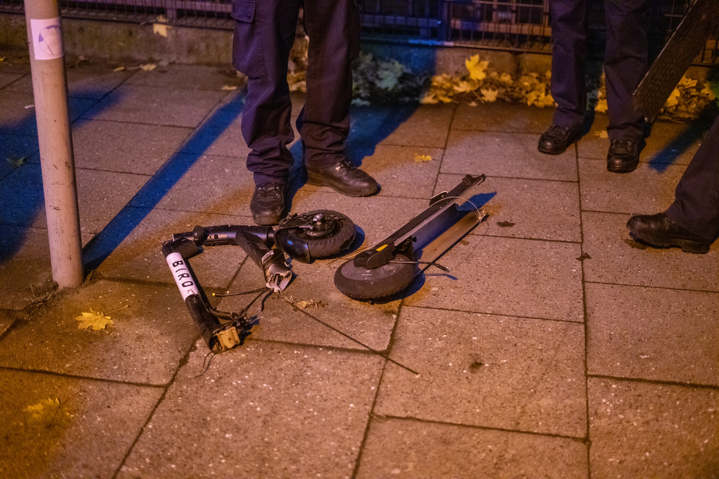 In Einzelteilen wurde der E-Scooter aus dem Gleisbett gesammelt.