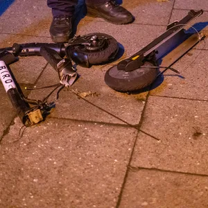 In Einzelteilen wurde der E-Scooter aus dem Gleisbett gesammelt.