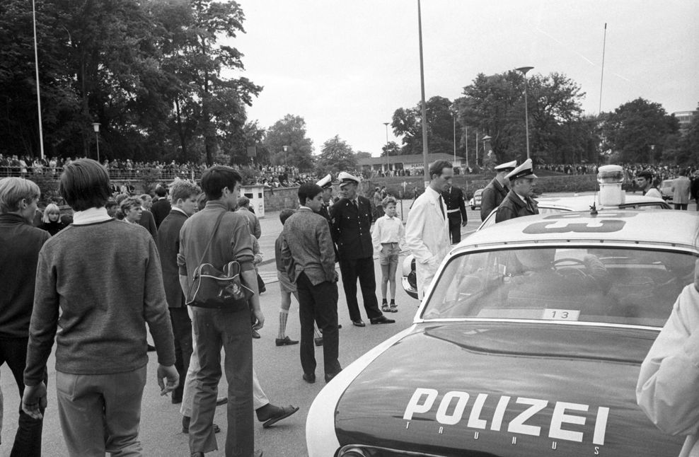 Beatles 1966 in Hamburg: Polizei vor Planten un Blomen