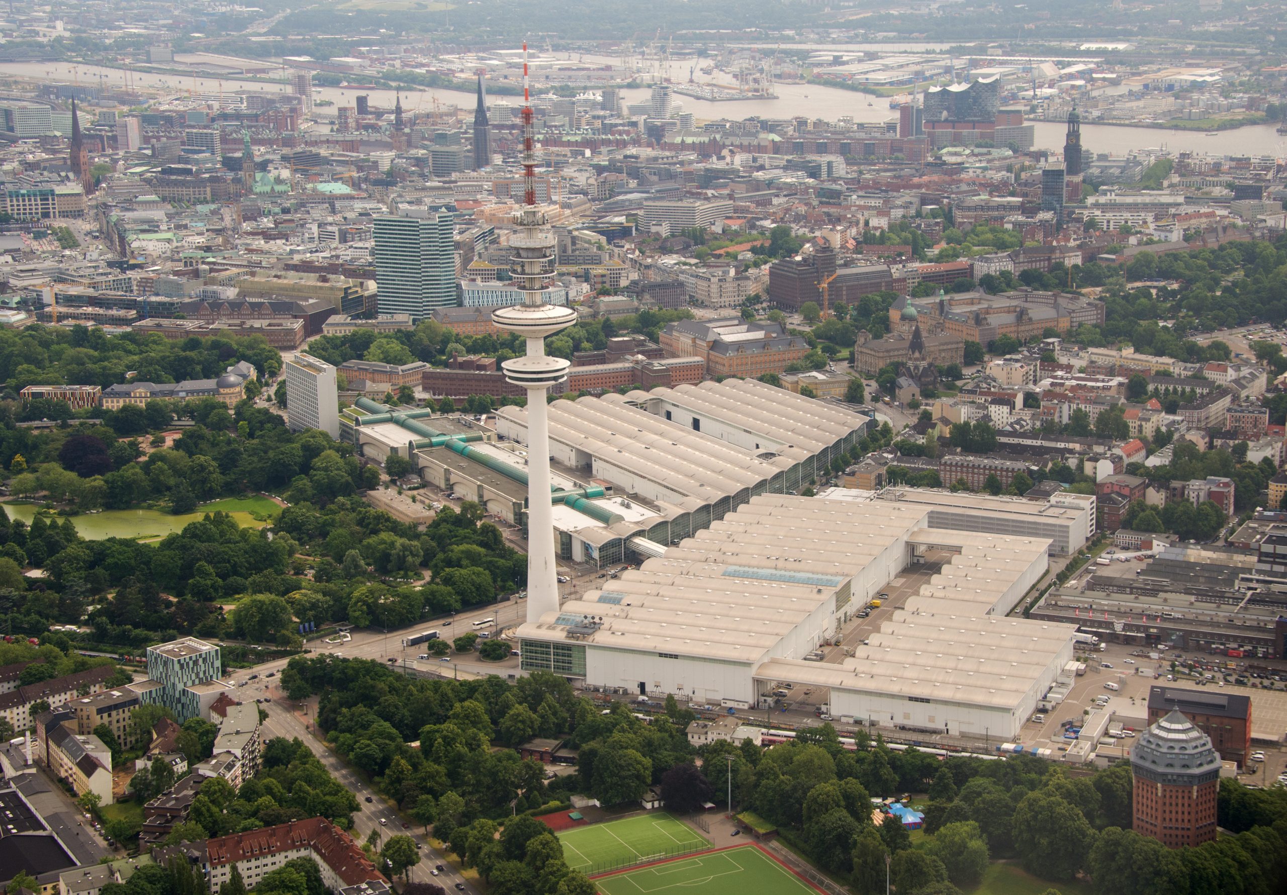 Luftbild Hamburg, Messehallen und Fernsehturm. Bald feiert hier die berühmte Kunstmesse Jubiläum