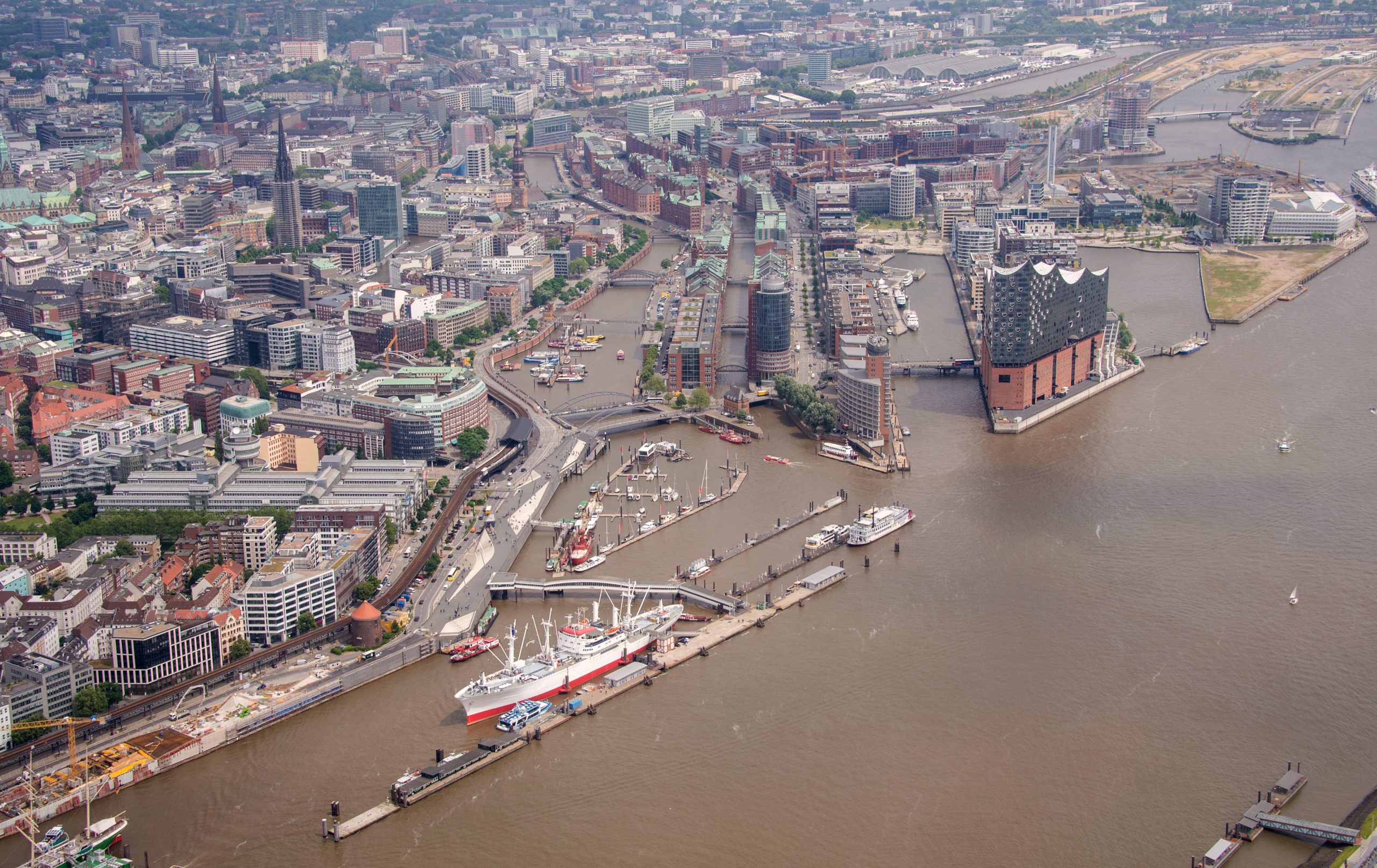 Blick auf den Hafen mit der Elbphilharmonie (r) in der HafenCity und den Landungsbrücken (u).