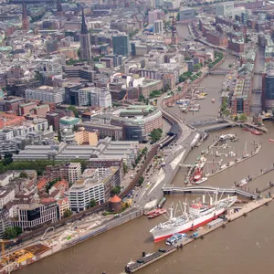 Blick auf den Hafen mit der Elbphilharmonie (r) in der HafenCity und den Landungsbrücken (u).