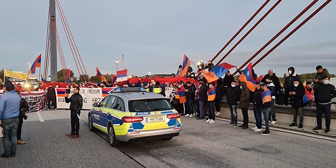 Hunderte Demonstranten versammelten sich am 16.10.2020 mitten auf der Autobahn.