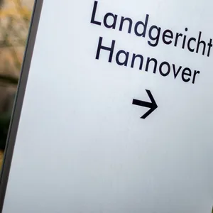 Ein Wegweiser steht vor dem Landgericht in Hannover (Niedersachsen).