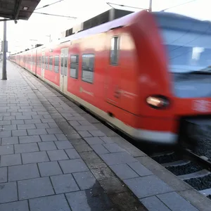Bahnhof Langenhagen S-Bahn fährt ein