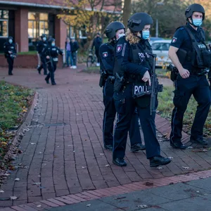 Schwer bewaffnete Polizisten waren am Montag wegen eines Amokalarms an einer Berufsschule im Einsatz.