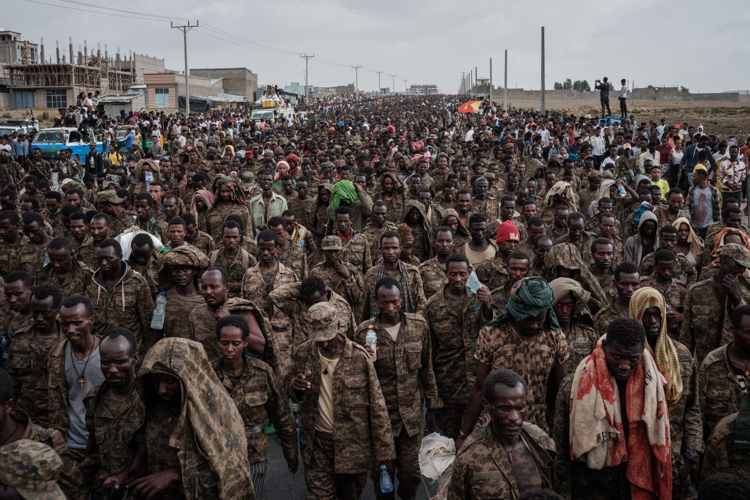Von den Rebellen gefangengenommene äthiopische Soldaten werden in der Hauptstadt Tigrays in ein Gefängnis gebracht.