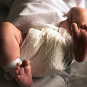 Ein Baby in einem Bett (Symbolfoto)