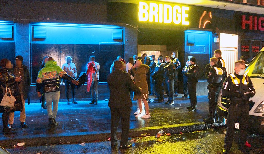 Der „Bridge“-Club musste in der Nacht zu Sonntag geschlossen werden. Die Polizei registrierte dort diverse Corona-Verstöße.