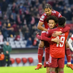 Die Bayern feiern ihren Einzug ins Champions-League-Achtelfinale.