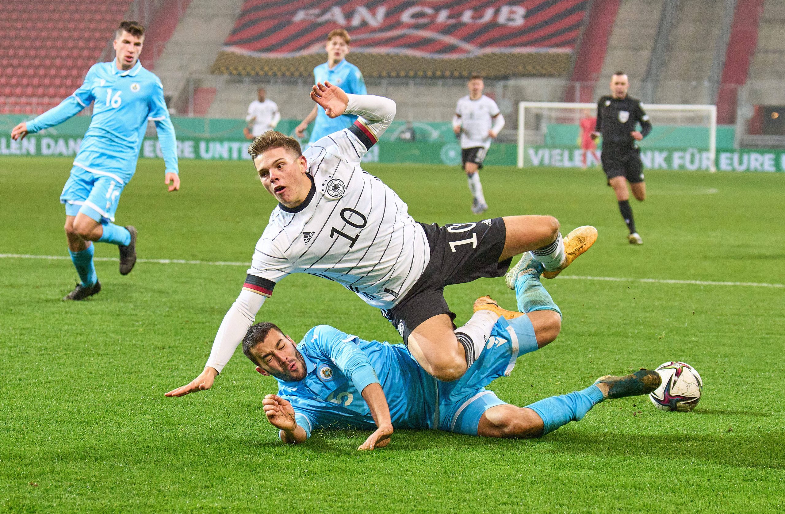 Finn Ole Becker kam gegen San Marino zu Fall, gewann aber mit den DFB-Junioren 4:0.