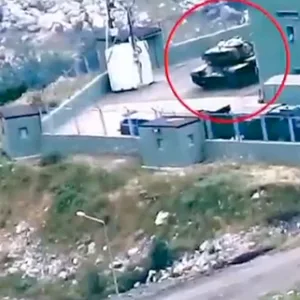 Ein Panzer eines türkischen Militärstützpunktes wird in einem Video mit einer Rakete beschossen.