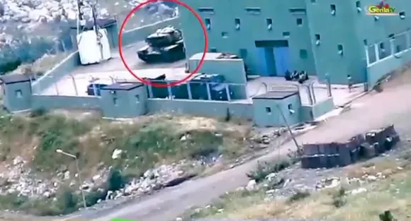 Ein Panzer eines türkischen Militärstützpunktes wird in einem Video mit einer Rakete beschossen.