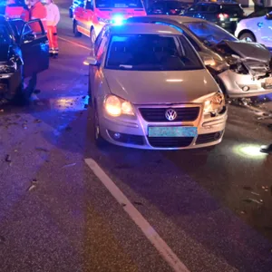 Sechs Fahrzeuge kollidierten bei dem Unfall in Eimsbüttel am Dienstagabend miteinander.