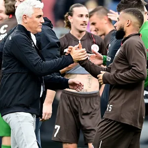 Andreas Bornemann (l.) feiert mit der Mannschaft St. Paulis Heimsieg gegen Dresden.