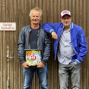 Alf Burchardt und Bernd Jonkmanns zeigen ein Exemplar ihres Buches