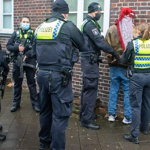 Polizisten nehmen den Mann vorläufig fest.