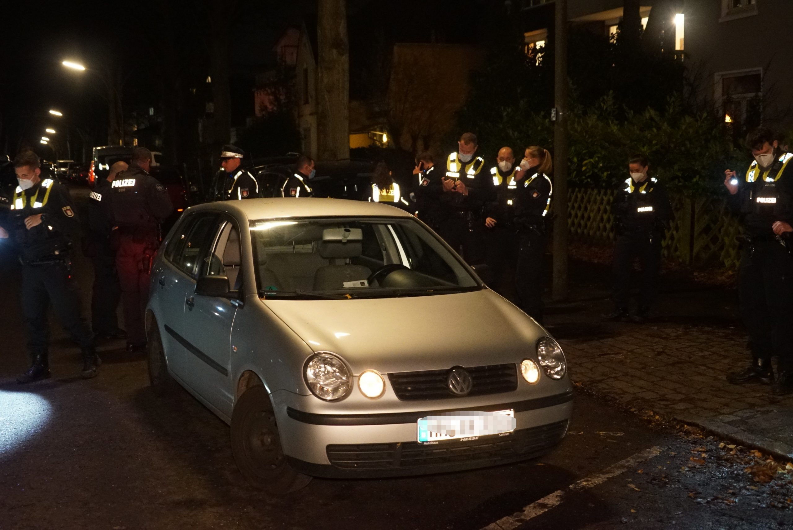 Die Polizei sucht neben einem silbernen VW in Jenfeld Spuren nach zwei Schüssen auf den Fahrer.