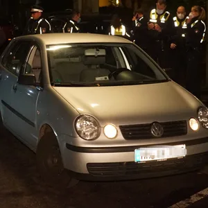 Die Polizei sucht neben einem silbernen VW in Jenfeld Spuren nach zwei Schüssen auf den Fahrer.