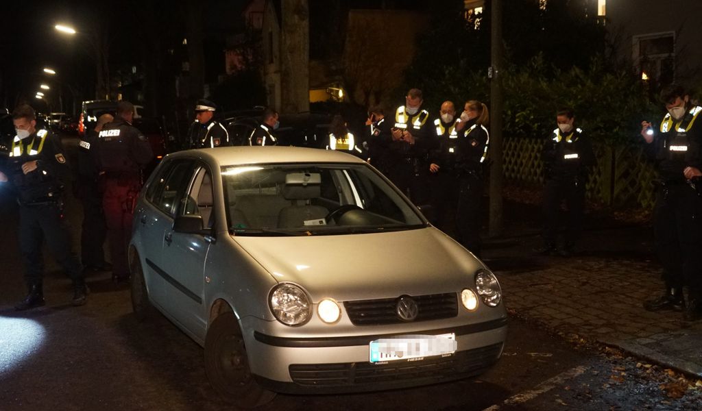 Die Polizei sucht neben einem silbernen VW in Jenfeld Spuren nach zwei Schüssen auf den Fahrer.