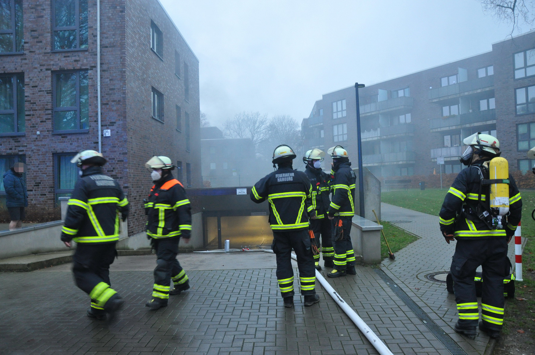 Feuerwehrkräfte am Einsatzort in Hamburg-Eidelstedt.
