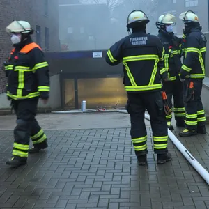 Feuerwehrkräfte am Einsatzort in Hamburg-Eidelstedt.