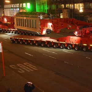 Ein Schwertransport fährt über alle Fahrstreifen einer Straße