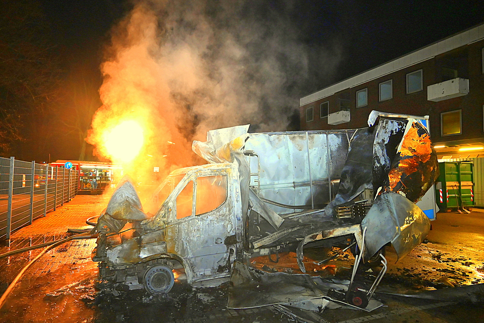 Am frühen Montagmorgen brannte ein Kleintransporter in Billstedt.