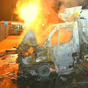 Am frühen Montagmorgen brannte ein Kleintransporter in Billstedt.