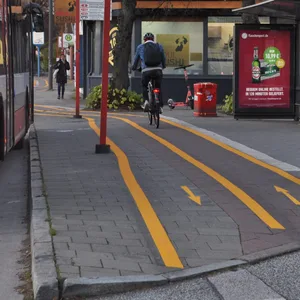 Seit neuestem müssen Radfahrer in zwei Richtungen auf einem Radweg fahren. Fußgänger haben dafür wenig Platz.