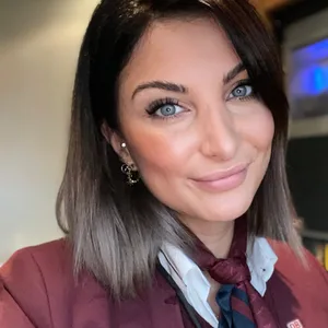 Die Flugbegleiterin Sarah Charly schult um: Jetzt wird sie bei der Deutschen Bahn in einem einjährigen Intensiv-Kurs zur Zugchefin ausgebildet