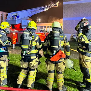 Feuerwehrkräfte vor dem Hochhaus in Wedel bei Hamburg.