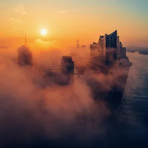 Ein echter Hingucker: Das Drohnen-Bild der Elphi von Matthias Arndt.