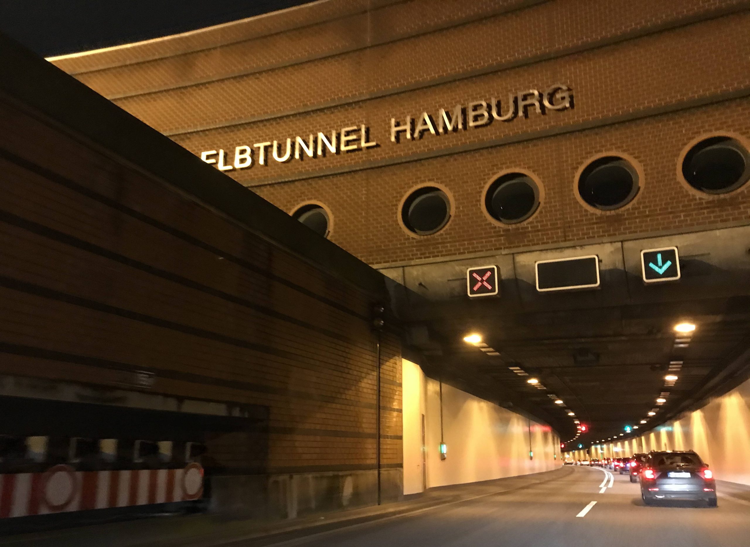 Einfahrt in den Elbtunnel in Hamburg aus Richtung Norden (Symbolbild).