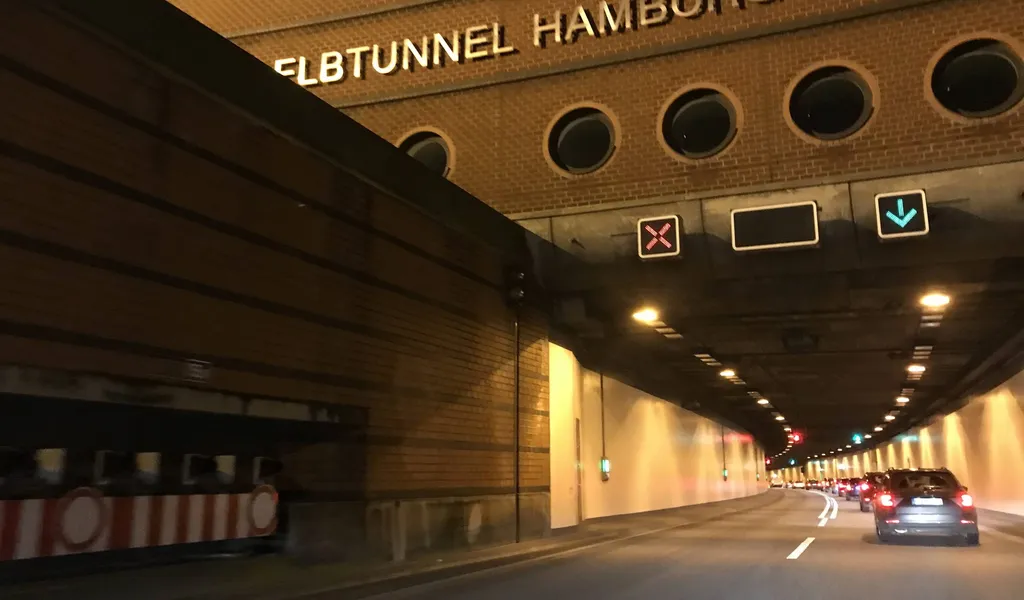 Einfahrt in den Elbtunnel in Hamburg aus Richtung Norden (Symbolbild).