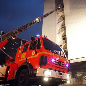 Feuerwehr vor Hochhaus