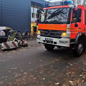 Ein Einsatzfahrzeug der Feuerwehr steht vor dem UKE.